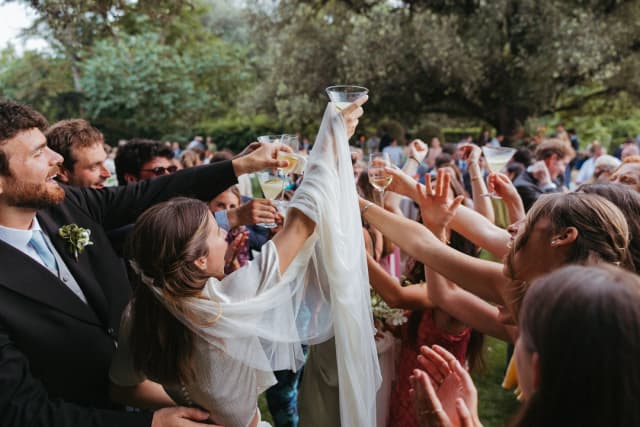 Detalle de una boda con ambiente cercano y auténtico