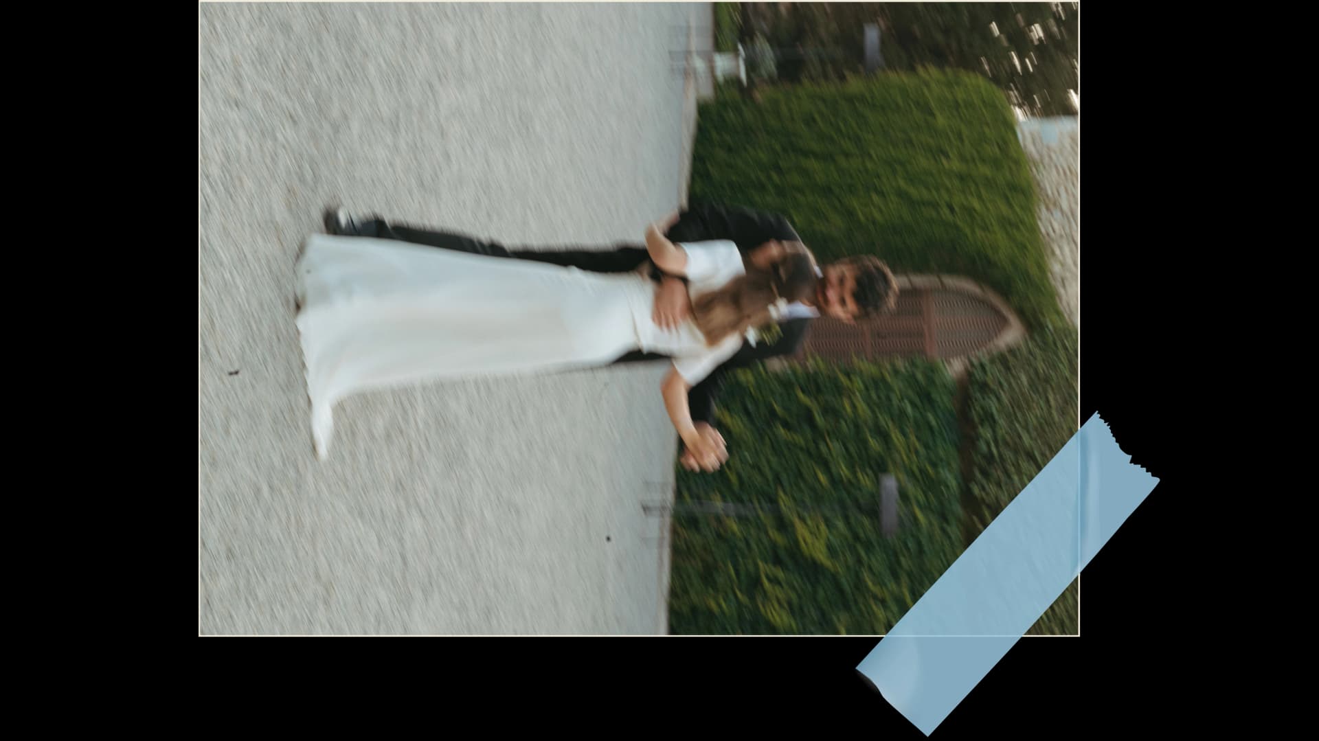 Foto de pareja con cinta Bodina, símbolo de una lista de boda personal